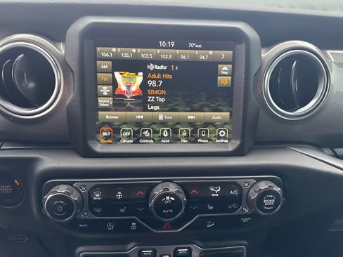 Used 2018 Jeep Wrangler Unlimited Sahara AWD/4WD image 7