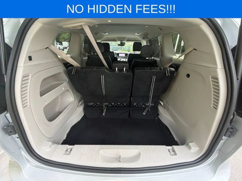 Used 2024 Chrysler Pacifica Touring-L FWD image 9
