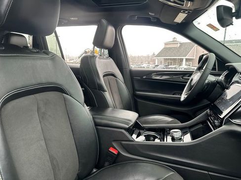 Used 2023 Jeep Grand Cherokee Altitude image 17