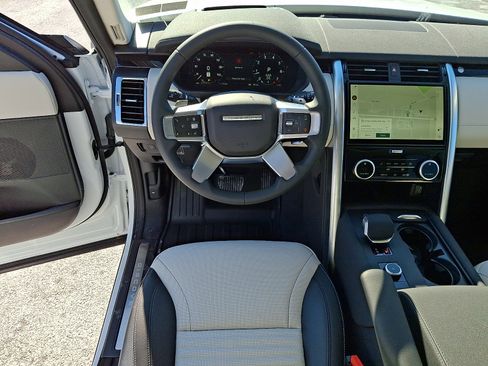 New 2026 Land Rover Discovery S image 9