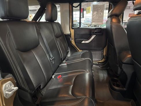 Used 2015 Jeep Wrangler Unlimited Sahara image 33