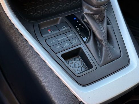 Used 2022 Toyota RAV4 LE image 27