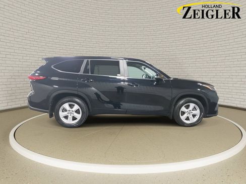 Used 2023 Toyota Highlander LE image 5