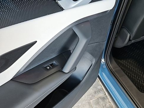 New 2025 Volkswagen Tiguan SE image 22