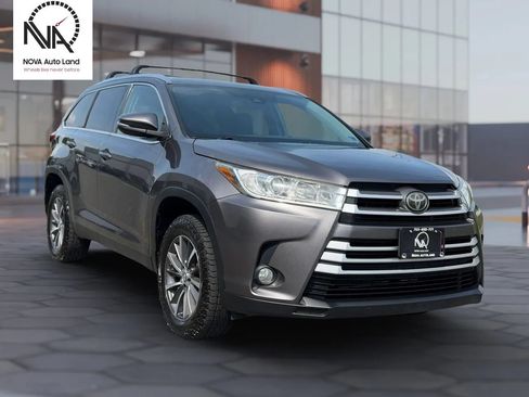 Used 2019 Toyota Highlander XLE FWD image 3