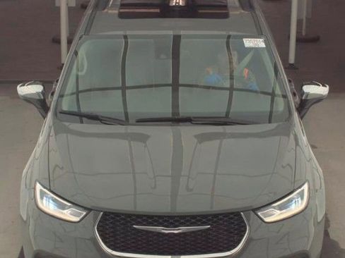 Used 2023 Chrysler Pacifica Limited image 2