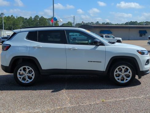 Used 2024 Jeep Compass Latitude AWD/4WD image 4