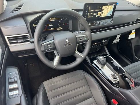 New 2025 Mitsubishi Outlander SE image 17