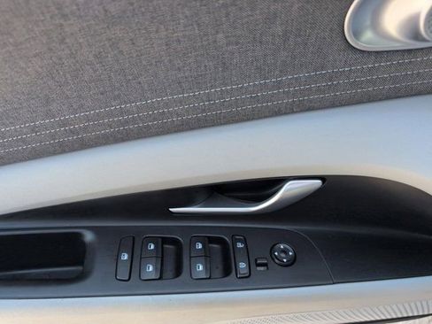 Used 2025 Hyundai Elantra Limited FWD image 13