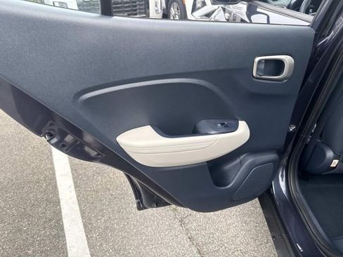 Used 2023 Hyundai Venue Limited image 16