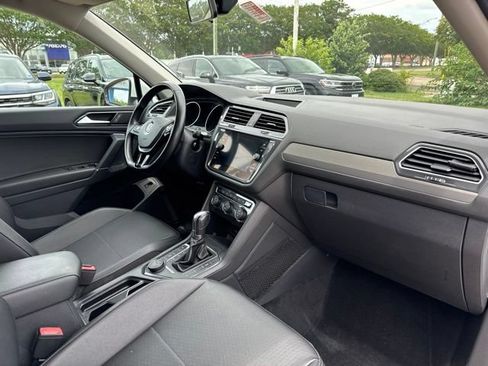 Used 2018 Volkswagen Tiguan SEL AWD/4WD image 16