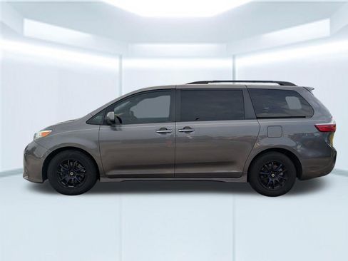 Used 2018 Toyota Sienna XLE FWD image 2