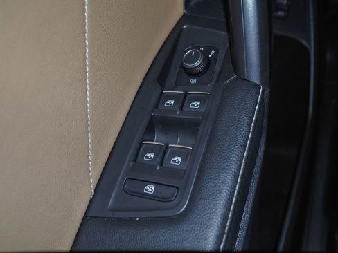 Used 2022 Volkswagen Tiguan SE w/ Panoramic Sunroof Package image 21