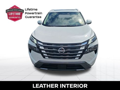 Used 2025 Nissan Rogue SL w/ Tech Package FWD image 5