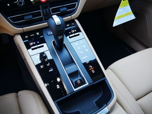 New 2026 Porsche Macan AWD/4WD image 31