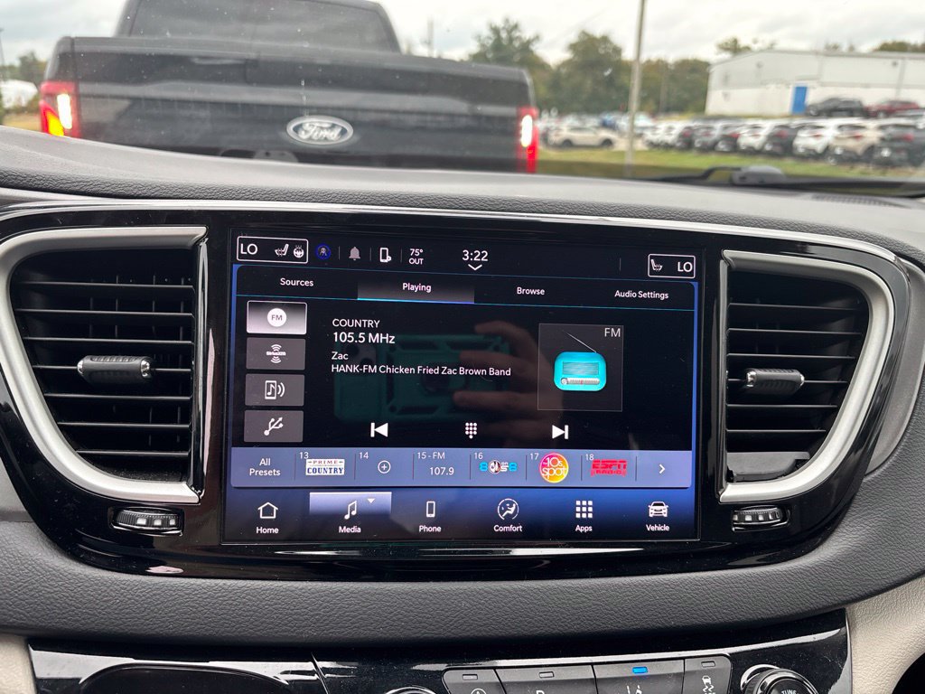 Used 2023 Chrysler Pacifica Touring-L FWD image 8