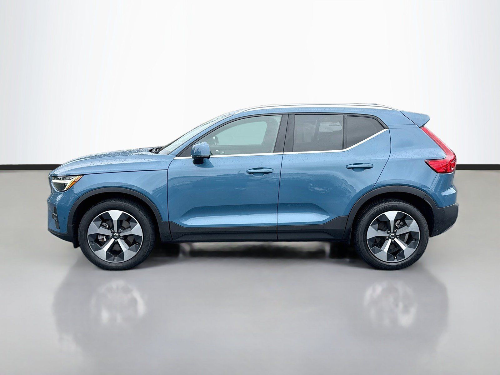 Used 2024 Volvo XC40 B5 Plus AWD/4WD image 4