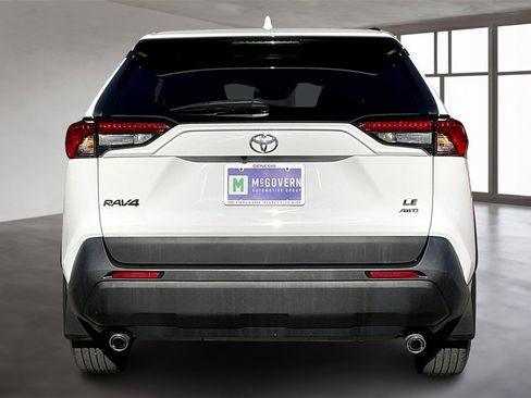 Used 2021 Toyota RAV4 LE image 5