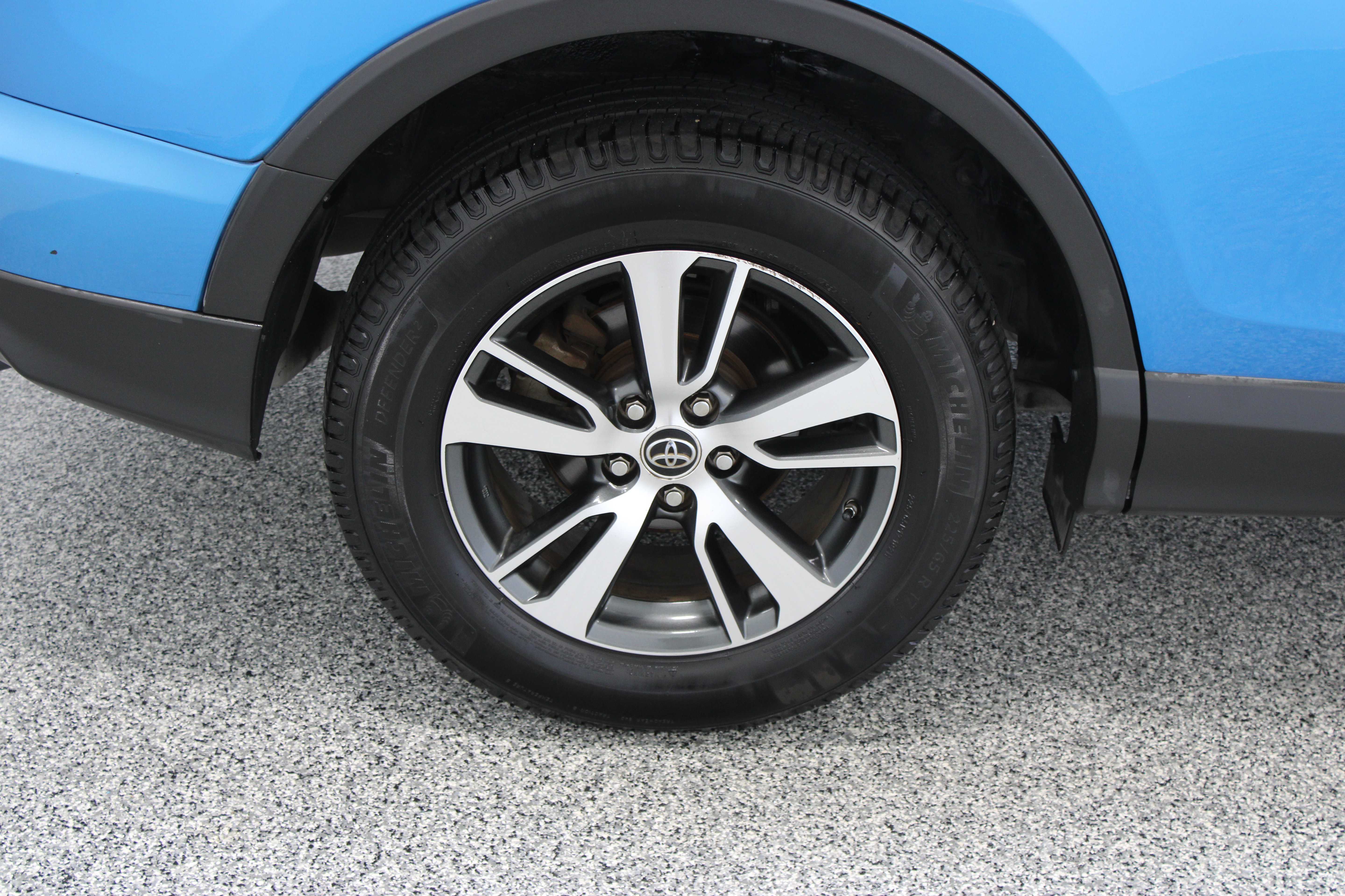 Used 2018 Toyota RAV4 XLE FWD image 6