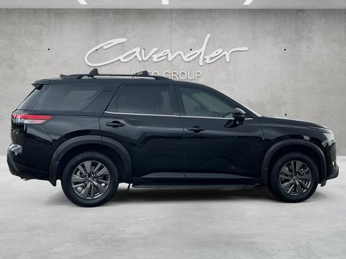 Used 2022 Nissan Pathfinder SV w/ SV Premium Package FWD image 17