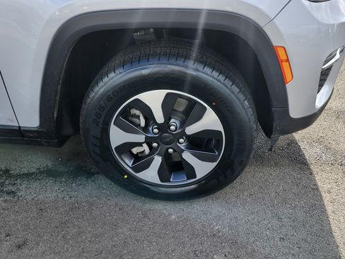 Used 2023 Jeep Grand Cherokee 4WD 4xe image 14