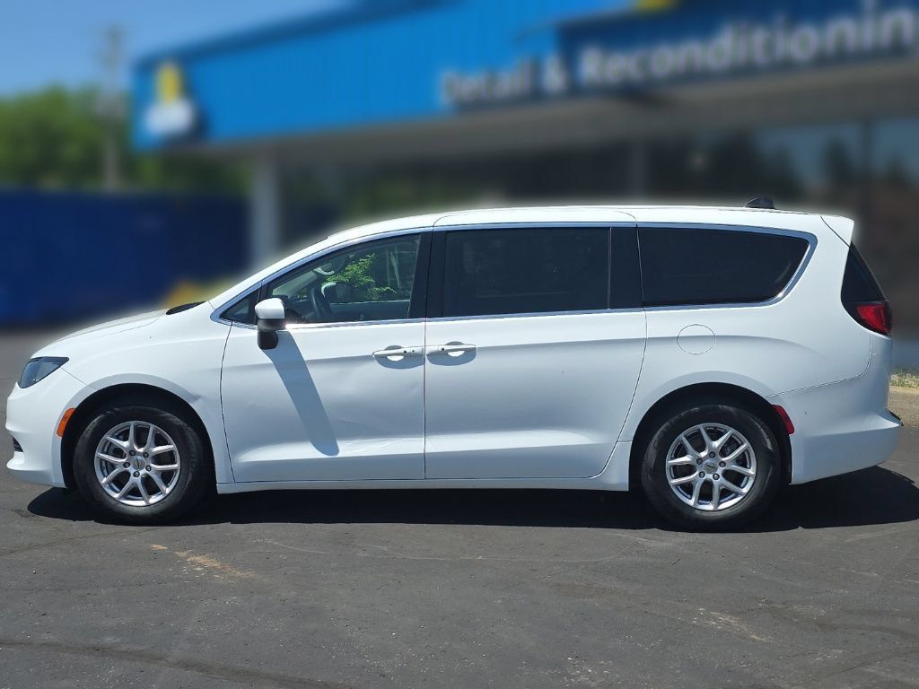 Used 2023 Chrysler Voyager LX FWD image 3