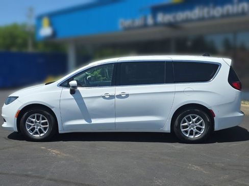 Used 2023 Chrysler Voyager LX FWD image 3
