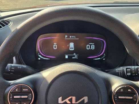 Used 2025 Kia Soul LX w/ LX Technology Package FWD image 30