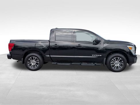 Used 2022 Nissan Titan SV w/ SV Convenience Package RWD image 3