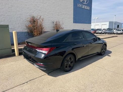 Used 2022 Hyundai Elantra SEL w/ Convenience Package image 3