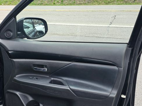 Used 2019 Mitsubishi Outlander AWD image 7