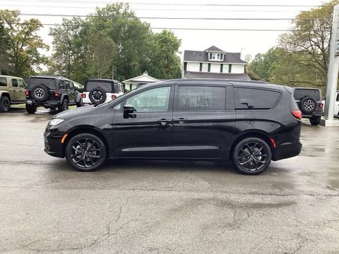 New 2026 Chrysler Pacifica Limited w/ S Appearance Package image 4