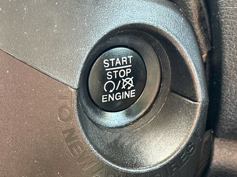 Used 2022 Jeep Renegade Latitude AWD/4WD image 32