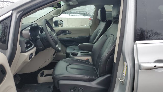 Used 2024 Chrysler Pacifica Touring-L FWD image 5
