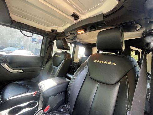 Used 2014 Jeep Wrangler Unlimited Sahara w/ Connectivity Group AWD/4WD image 18