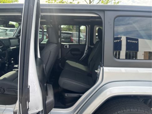 Used 2024 Jeep Wrangler Unlimited w/ Convenience Group AWD/4WD image 23