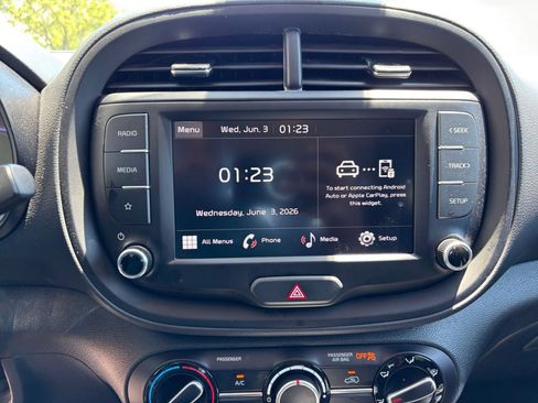 Used 2025 Kia Soul LX w/ LX Technology Package FWD image 21