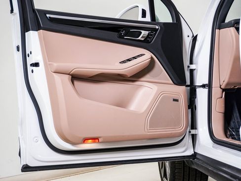 Certified 2025 Porsche Macan image 25