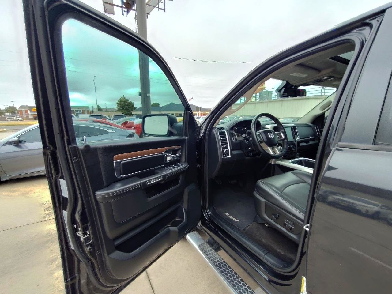 Used 2017 RAM 1500 Laramie w/ Convenience Group AWD/4WD image 16
