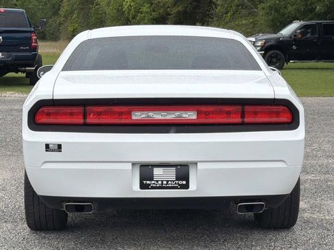 Used 2014 Dodge Challenger SXT RWD image 3