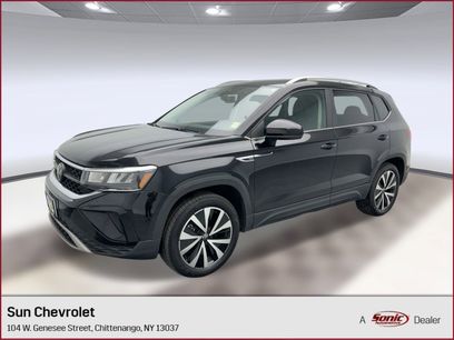 Used 2022 Volkswagen Taos SE w/ Panoramic Sunroof Package