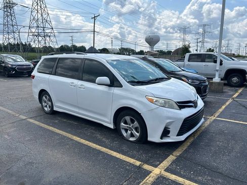 Used 2019 Toyota Sienna LE FWD image 2