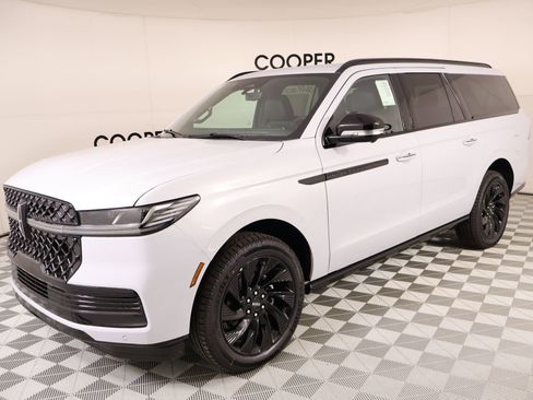 New 2026 Lincoln Navigator L Reserve AWD/4WD image 10