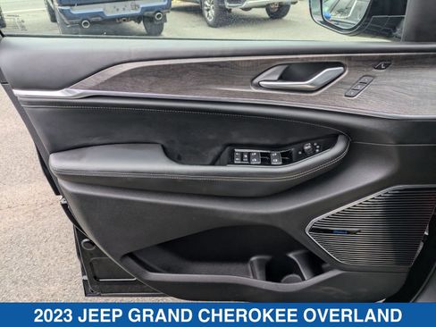 Used 2023 Jeep Grand Cherokee Overland w/ Luxury Tech Group IV AWD/4WD image 12