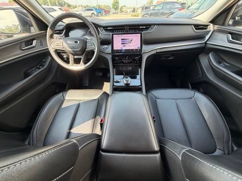 Used 2023 Jeep Grand Cherokee Limited AWD/4WD image 12