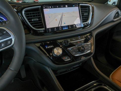 Used 2023 Chrysler Pacifica Pinnacle FWD image 12