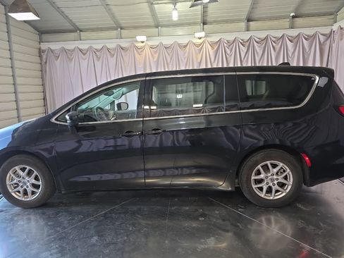 Used 2023 Chrysler Voyager LX FWD image 6