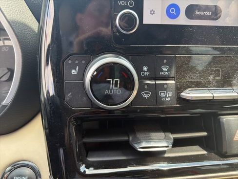 Used 2023 Toyota Highlander XLE FWD image 10