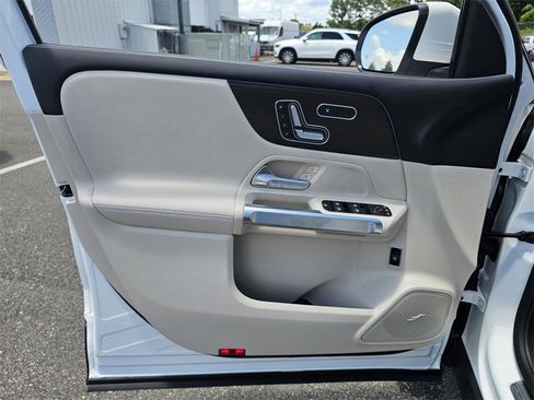 Used 2025 Mercedes-Benz GLB 250 image 11