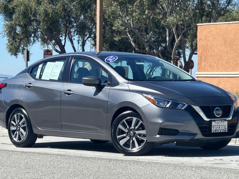 Used 2022 Nissan Versa SV image 2